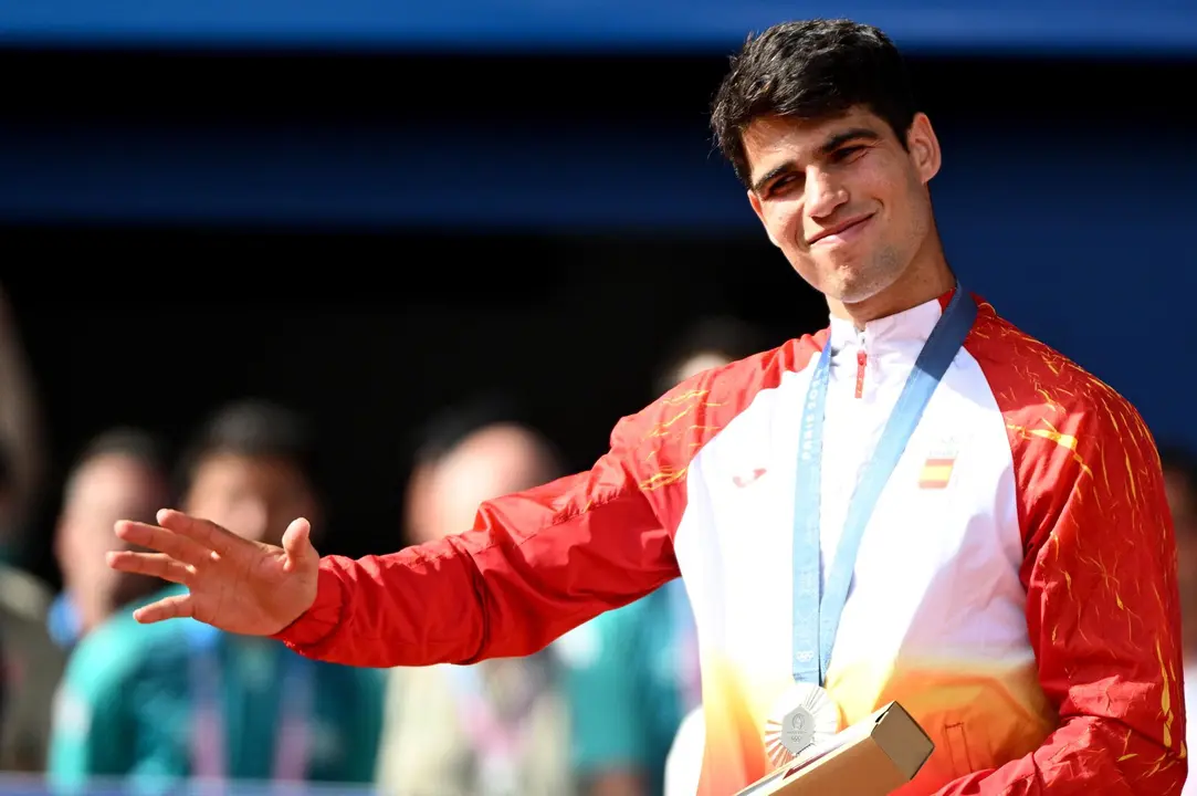 Carlos Alcaraz, tras recibir la medalla de plata, despu&eacute;s de perder la final del torneo ol&iacute;mpico de tenis ante el Novak Djokovic. EFE/EPA/CAROLINE BLUMBERG