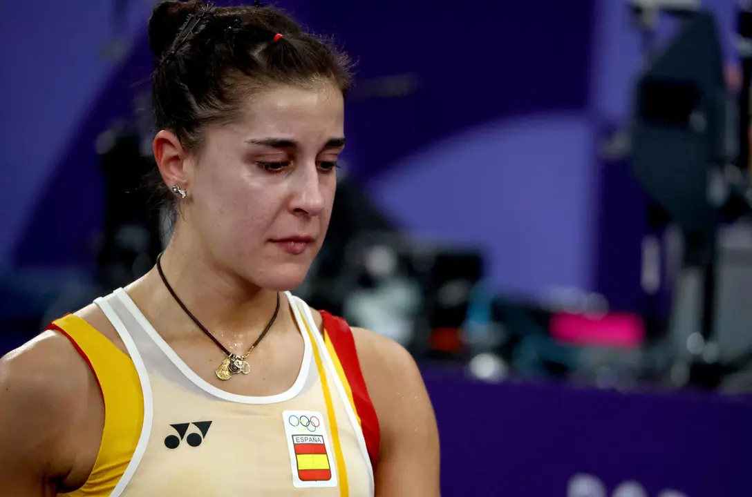 Carolina Mar&iacute;n, tras retirarse lesionada de la semifinal de los Juegos Ol&iacute;mpicos de Par&iacute;s 2024 que disputaba contra la china He Bing Jiao. EFE/EPA/DIVYAKANT SOLANKI
