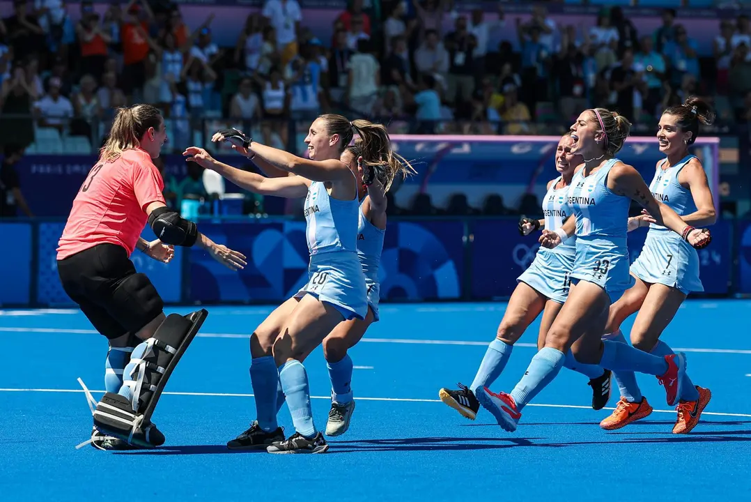 Las jugadoras argentinas corren a abrazar a la guardameta Cristina Cosentino, que detuvo dos shoot-out en la tanda que dio a Las Leonas la clasificaci&oacute;n a los cuartos de final del hockey femenino de los Juegos de Par&iacute;s 2024, frente a Alemania. EFE/EPA/CHRISTOPHE PETIT TESSON