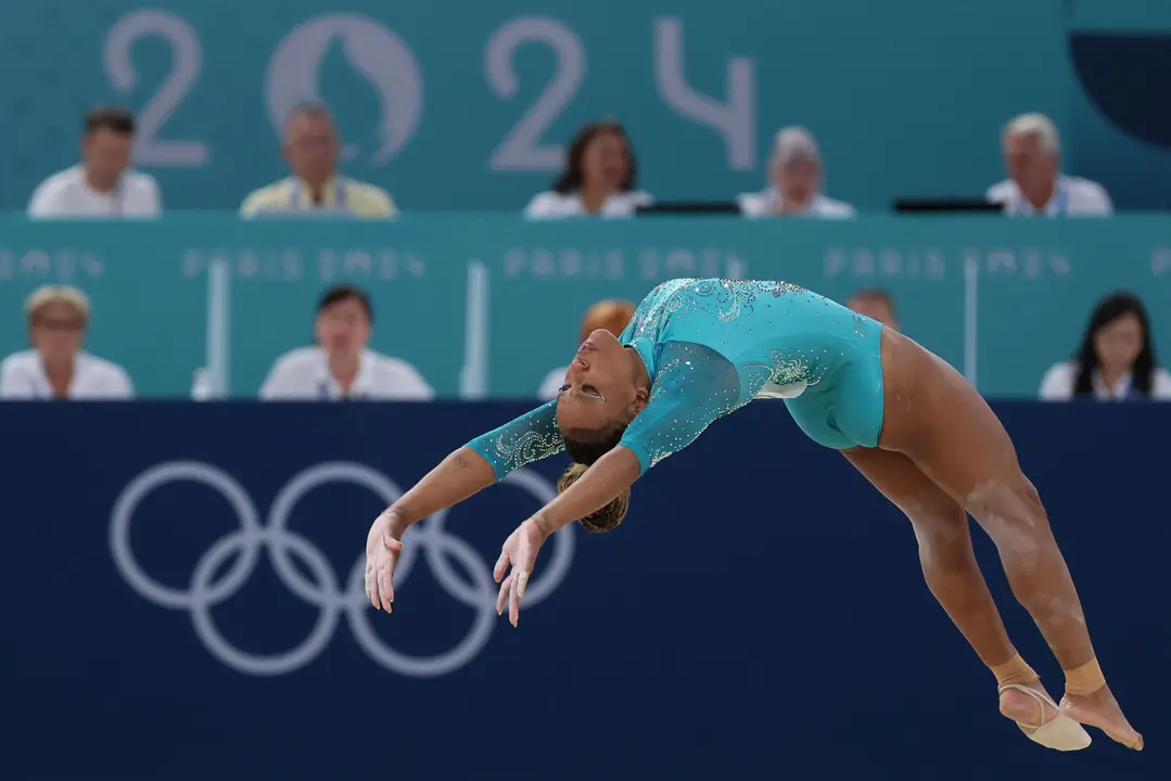 La gimnasta brasile&ntilde;a Rebeca Andrade ejecuta su ejercicio en la final de suelo. EFE/ Miguel Guti&eacute;rrez