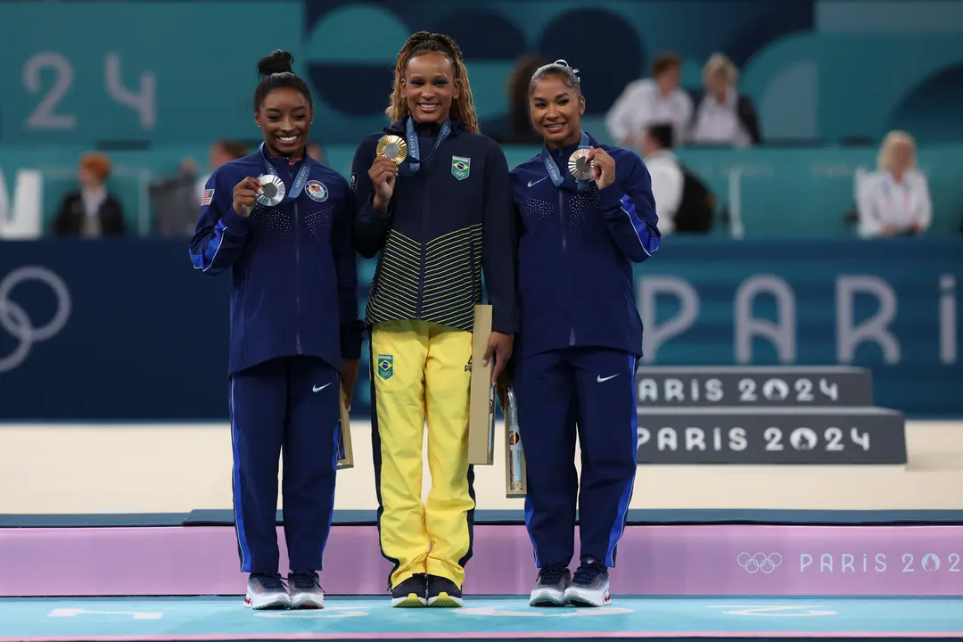 La gimnasta brasile&ntilde;a Rebeca Andrade (c), oro; y las estadounidense Simone Biles (i), plata, y Jordan Chiles (d), bronce, posan durante la ceremonia de entrega de medallas de la final de suelo femenino de gimnasia art&iacute;stica de los Juegos Ol&iacute;mpicos de Par&iacute;s 2024, en el pabell&oacute;n Bercy Arena, este lunes, en Par&iacute;s. EFE/ Miguel Guti&eacute;rrez
