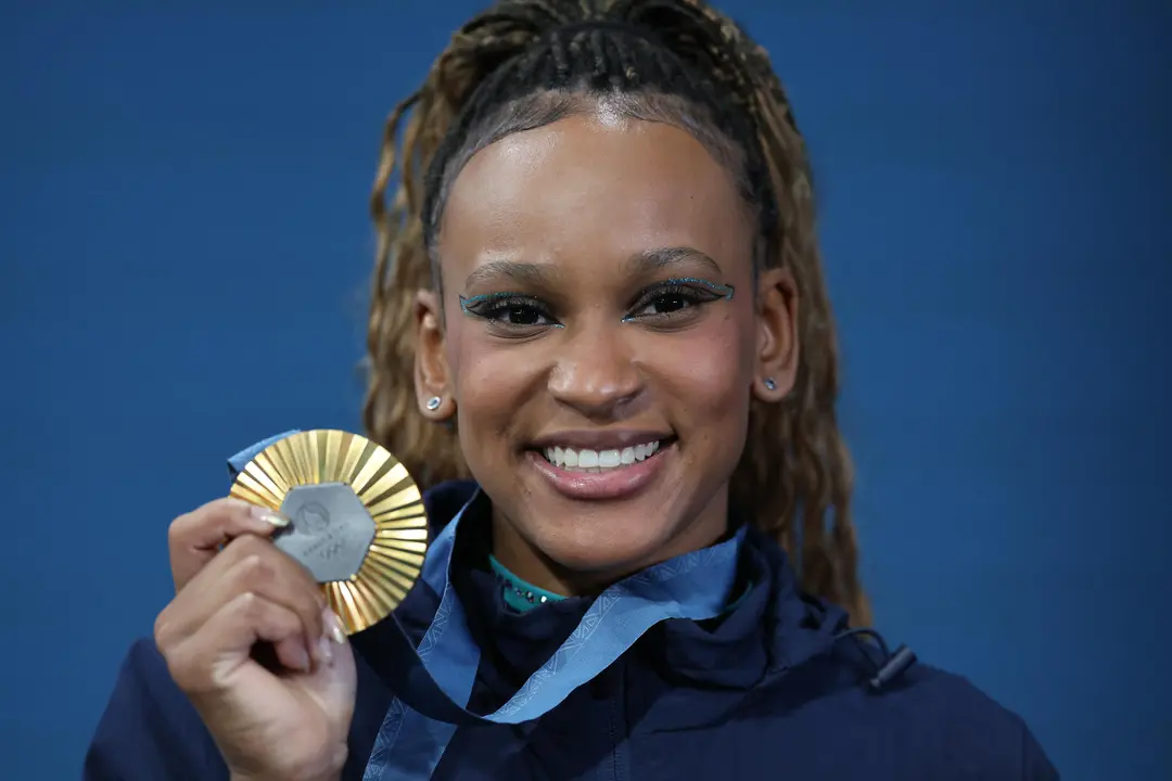 La brasile&ntilde;a Rebeca Andrade con su medalla de oro en Par&iacute;s, Francia. EFE/ Miguel Gutierrez