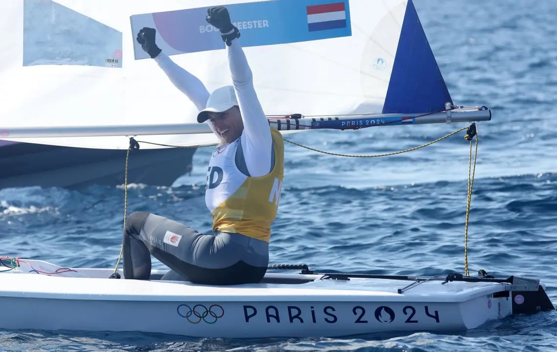 La neerlandesa Marit Bouwmeester en la clase ILCA 6 (antes L&aacute;ser Radial), EFE/EPA/hoslet