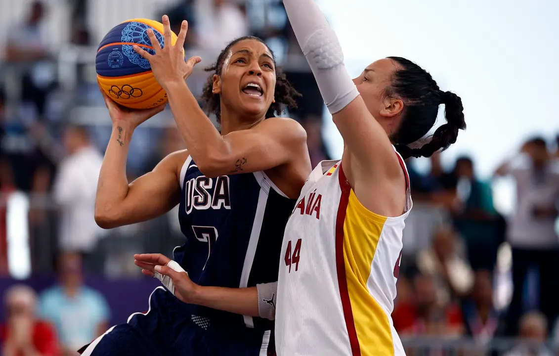 La estadounidense Cierra Burdick (i) y la espa&ntilde;ola Gracia Alonso en la La Concorde en Paris, Francia. EFE/EPA/YOAN VALAT