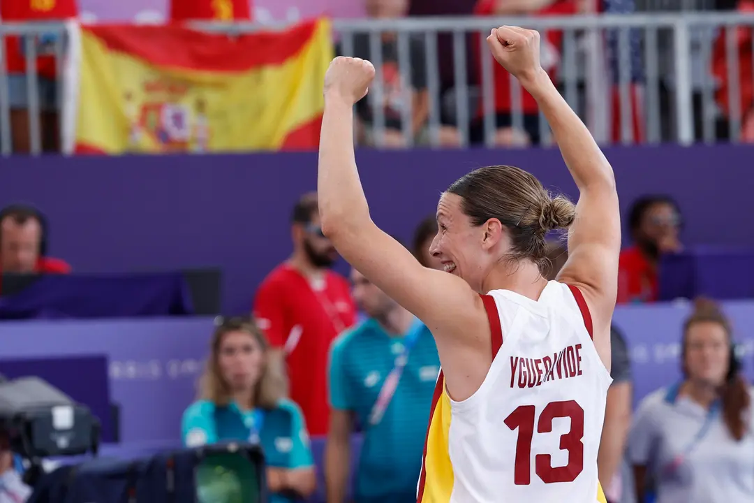 La jugadora espa&ntilde;ola Sandra Ygueravide celebra la victoria ante el equipo estadounidense tras la semifinal femenina de baloncesto 3x3, entre Estados Unidos y Espa&ntilde;a, celebrada en el marco de los Juegos Ol&iacute;mpicos Par&iacute;s 2024, este lunes, en la capital gala. EFE/ Miguel To&ntilde;a