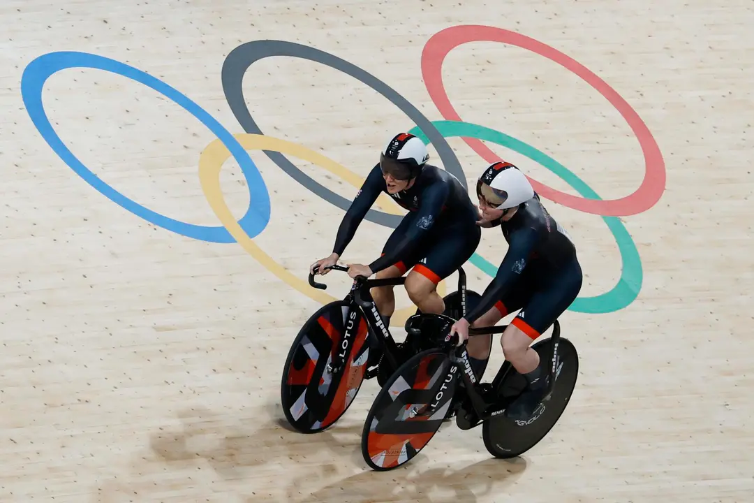 LLas brit&aacute;nica Emma Finucane (I) y Katy Marchant en el Saint-Quentin-en-Yvelines Velodrome en Saint-Quentin-en-Yvelines, Par&iacute;s. EFE/EPA/ERIK S. LESSER