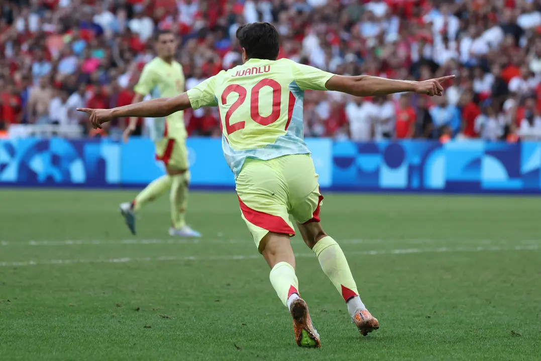 El defensa espa&ntilde;ol Juanlu (c) celebra tras anotar el 1-2 ante Marruecos durante el partido de semifinal de F&uacute;tbol, entre Espa&ntilde;a y Marruecos, en el marco de los Juegos Ol&iacute;mpicos Par&iacute;s 2024, este lunes, en Marsella, Francia. EFE/Kiko Huesca