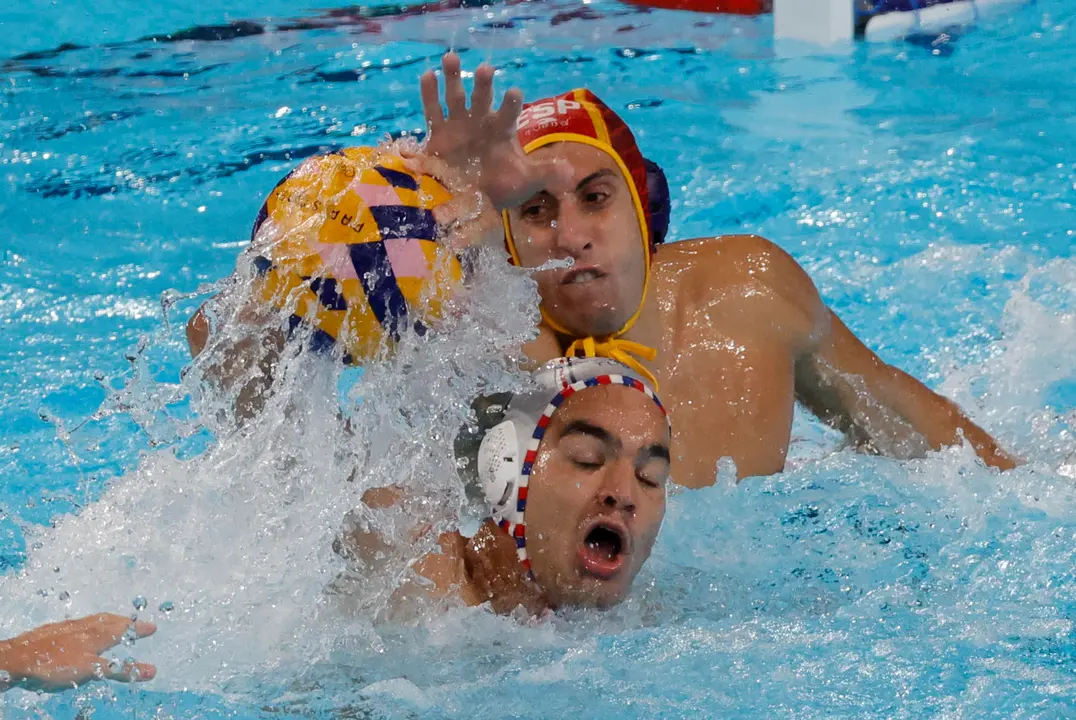 El jugador franc&eacute;s Romain Marion en acci&oacute;n ante el portero Unai Aguirre (atras) de Espa&ntilde;a durante el partido de la ronda preliminar de waterpolo de los Juegos Ol&iacute;mpicos Par&iacute;s 2024, que Francia y Espa&ntilde;a disputaron en Nanterre, Francia.   EFE/ Lavandeira Jr