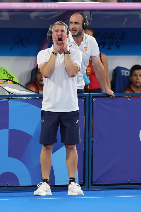 El entrenador de Espa&ntilde;a Carlos Garc&iacute;a Cuenca durante el partido de cuartos de final de Hockey sobre hierba femenino, entre B&eacute;lgica y Espa&ntilde;a, de los Juegos Ol&iacute;mpicos de Par&iacute;s 2024 en el Estadio Yves-du-Manoir de Colombes (Francia). EFE/ Miguel Guti&eacute;rrez