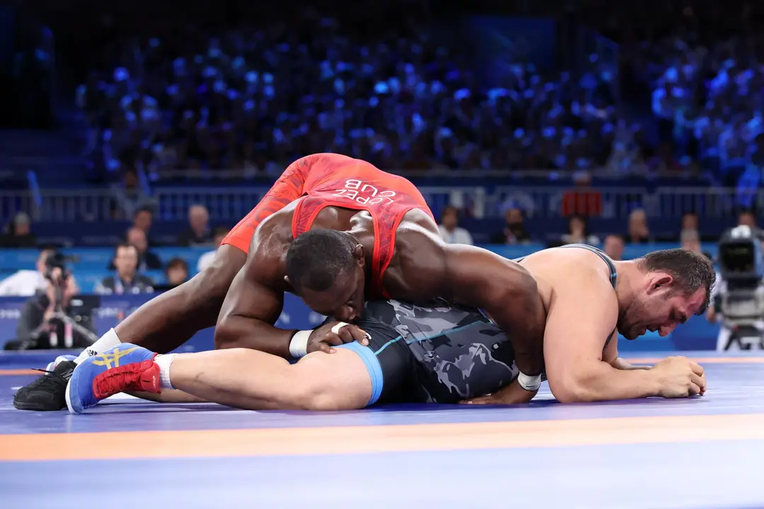 El cubano Mijain Lopez Nunez (rojo) y el azebayano Sabah Saleh Shariati en pleno combate en los Campos de Marte en Par&iacute;s, Francia. Champs-de-Mars Arena in Paris, France, 05 August 2024. (Azerbaiy&aacute;n, Francia) EFE/EPA/YAHYA ARHAB
