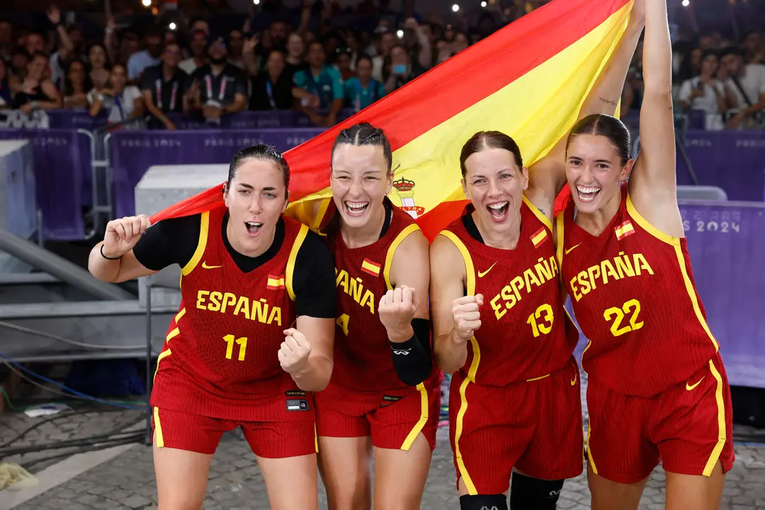 Las jugadoras espa&ntilde;olas celebran la medalla de plata tras perder ante Alemania en la final femenina de baloncesto 3x3, entre Alemania y Espa&ntilde;a, celebrada en el marco de los Juegos Ol&iacute;mpicos Par&iacute;s 2024, este lunes, en la capital gala. EFE/ Miguel To&ntilde;a