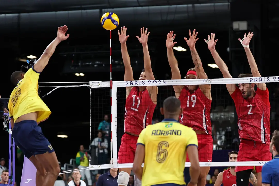 El braisle&ntilde;o Ricardo Lucarelli Souza (I) ante los estadounidenses Micah Christenson (2-I), Taylor Averill (2-d), y Aaron Russell. EFE/EPA/DANIEL IRUNGU