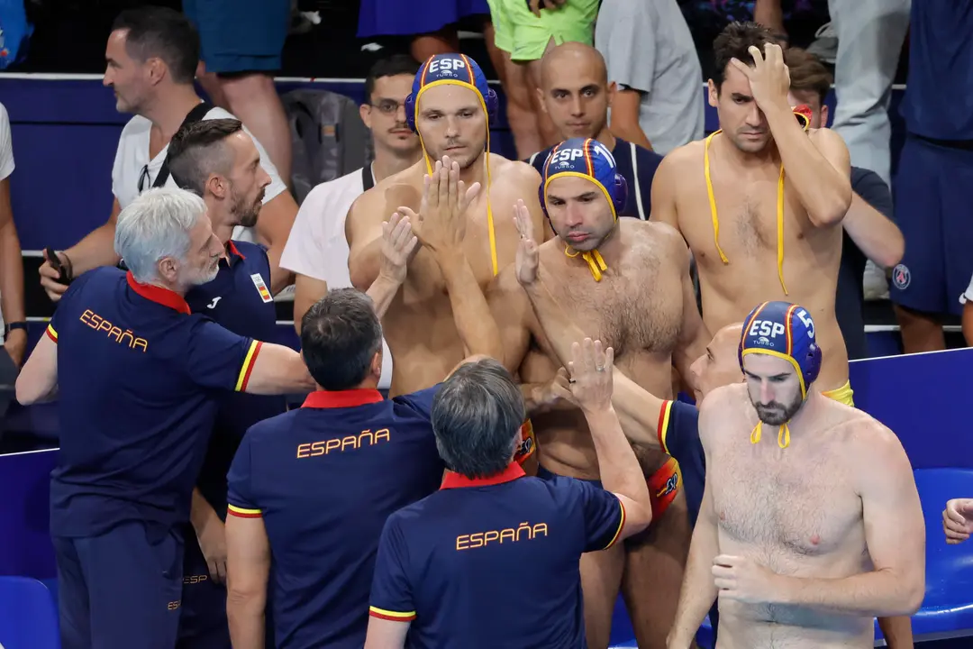 El equipo espa&ntilde;ol de waterpolo celebra la victoria sobre Francia en los Juegos Ol&iacute;mpicos Par&iacute;s 2024. EFE/ Lavandeira Jr