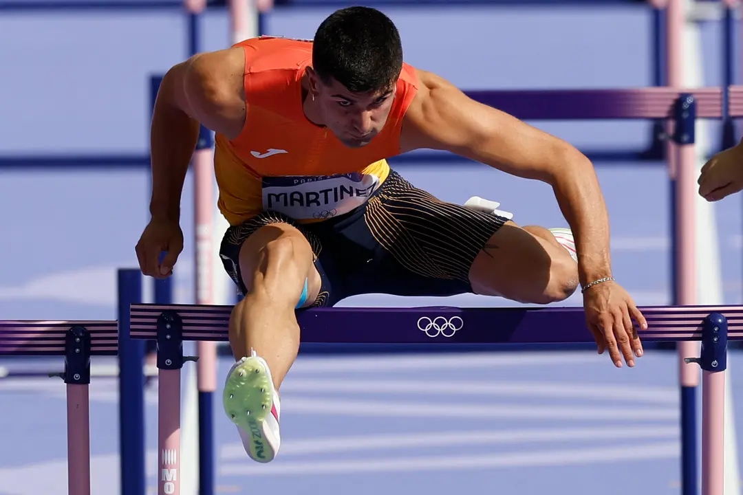 El atleta espa&ntilde;ol Asier Mart&iacute;nez durante la repesca de los 110m valla masculinos, este lunes, en la capital gala. EFE/ Miguel To&ntilde;a