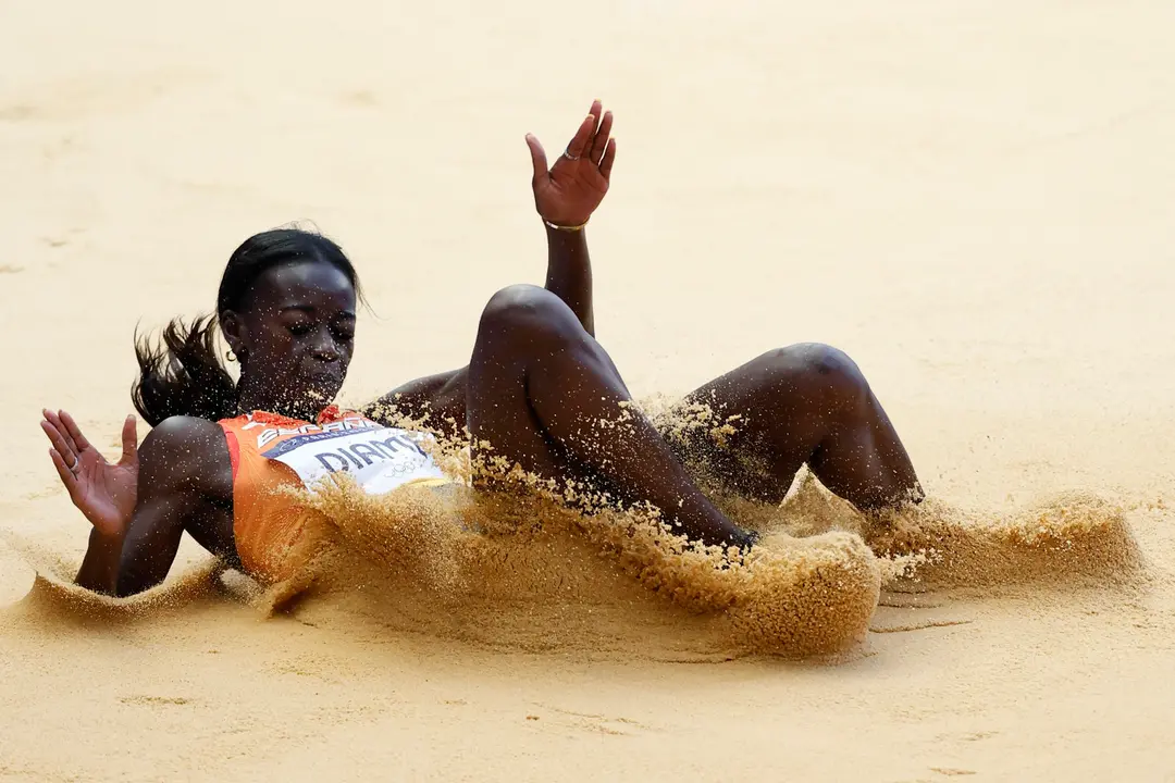La atleta espa&ntilde;ola Fatima Diame durante su participaci&oacute;n en la prueba de salto de longitud femenino en los Juegos Ol&iacute;mpicos Par&iacute;s 2024, este martes, en la capital gala. EFE/ Miguel To&ntilde;a