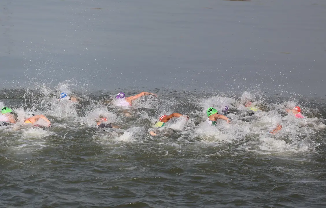 Un grupo de triatletas nadan el primer segmento del triatl&oacute;n masculino, que se disput&oacute; en el Sena, donde tambi&eacute;n se realizar&aacute;n las pruebas de aguas abiertas de los Juegos Ol&iacute;mpicos de Par&iacute;s 2024. EFE/ Miguel Guti&eacute;rrez