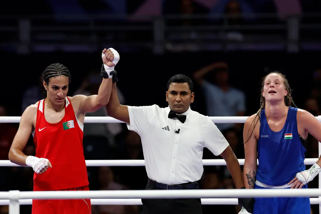 La boxeadora argelina Imane Khelif (roja) es proclamada ganadora d su combate contra la h&uacute;ngara Anna Luca Hamori, en los cuartos de final, categor&iacute;a 66 kg, en los Juegos Ol&iacute;mpicos de Par&iacute;s 2024. EFE/Miguel To&ntilde;a