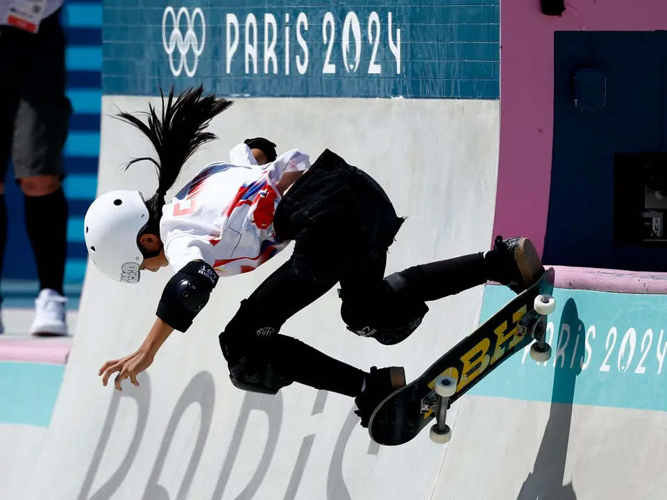 La china Haohao Zheng, de 11 a&ntilde;os y la m&aacute;s joven de los Juegos de Par&iacute;s y una de las m&aacute;s precoces de la historia ol&iacute;mpica, debuta este martes en la prueba de skateboarding, modalidad park, en la ronda clasificatoria. EFE/EPA/YOAN VALAT