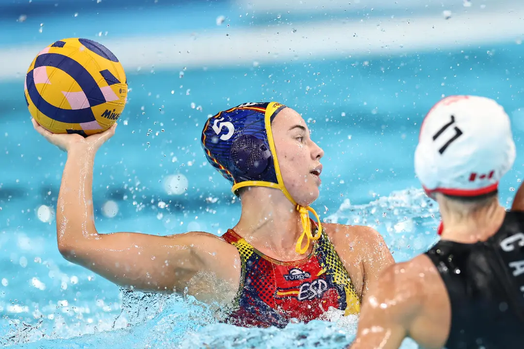 La espa&ntilde;ola Nona P&eacute;rez (i) intenta sortear a la canadiense Kindred Paul durante el partido de cuartos de final de waterpolo femenino, este martes, en los Juegos Ol&iacute;mpicos Par&iacute;s 2024 en Par&iacute;s, Francia, este martes. EFE/ Sashenka Guti&eacute;rrez