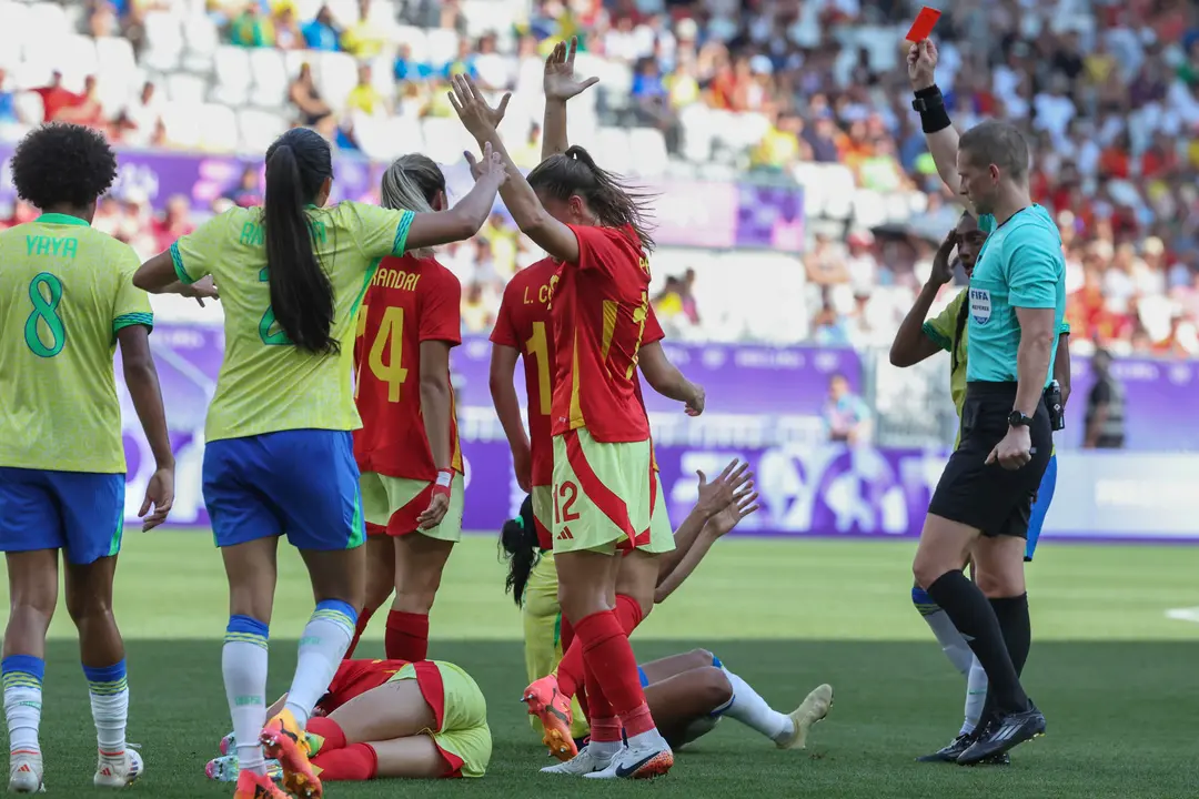 El &aacute;rbitro del encuentro Espen Nor saca tarjeta roja a la delantera brasile&ntilde;a Marta tras la falta realizada a la defensa espa&ntilde;ola Olga Carmona en el Estadio de Burdeos (Francia). EFE/ Kiko Huesca