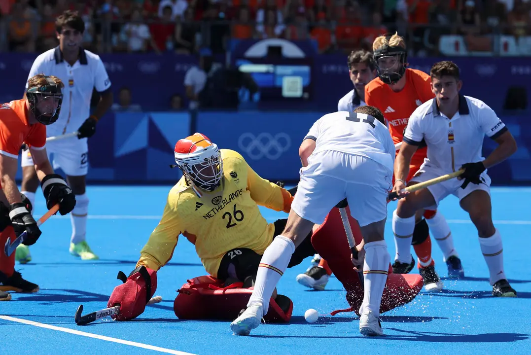 El jugador espa&ntilde;ol Gerard Clapes (2d) se enfrenta al portero neerland&eacute;s Pirmin Blaak (c) durante la semifinal masculina de hockey hierba de los Juegos Ol&iacute;mpicos de Par&iacute;s 2024 este martes en el estadio Yves-du-Manoir en Colombes. EFE/ Miguel Guti&eacute;rrez