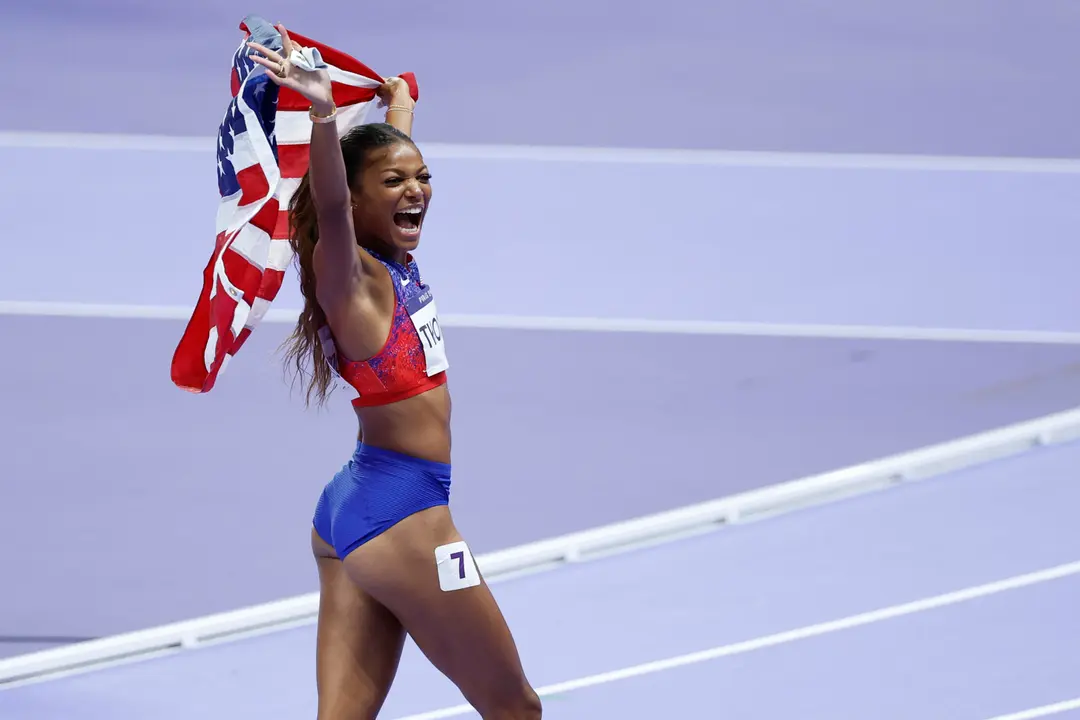 La atleta estadounidense Gabrielle Thomas celebra la medalla de oro en la final femenina de 200m parte del Atletismo de los Juegos Ol&iacute;mpicos Par&iacute;s 2024 este martes, en la capital gala. EFE/ Juanjo Mart&iacute;n