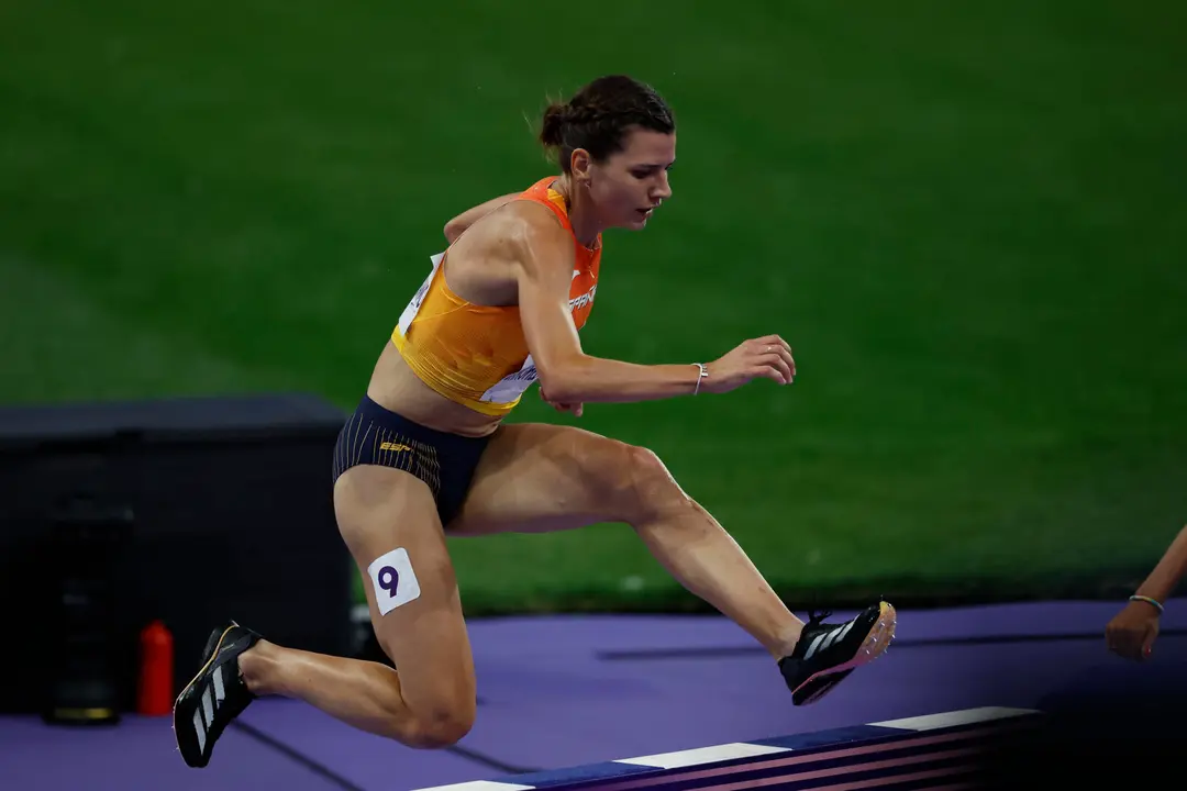 La atleta espa&ntilde;ola Irene S&aacute;nchez-Escribano compiten en la final femenina de 3000m obst&aacute;culos parte del Atletismo de los Juegos Ol&iacute;mpicos Par&iacute;s 2024 este martes, en la capital gala. EFE/ Juanjo Mart&iacute;n
