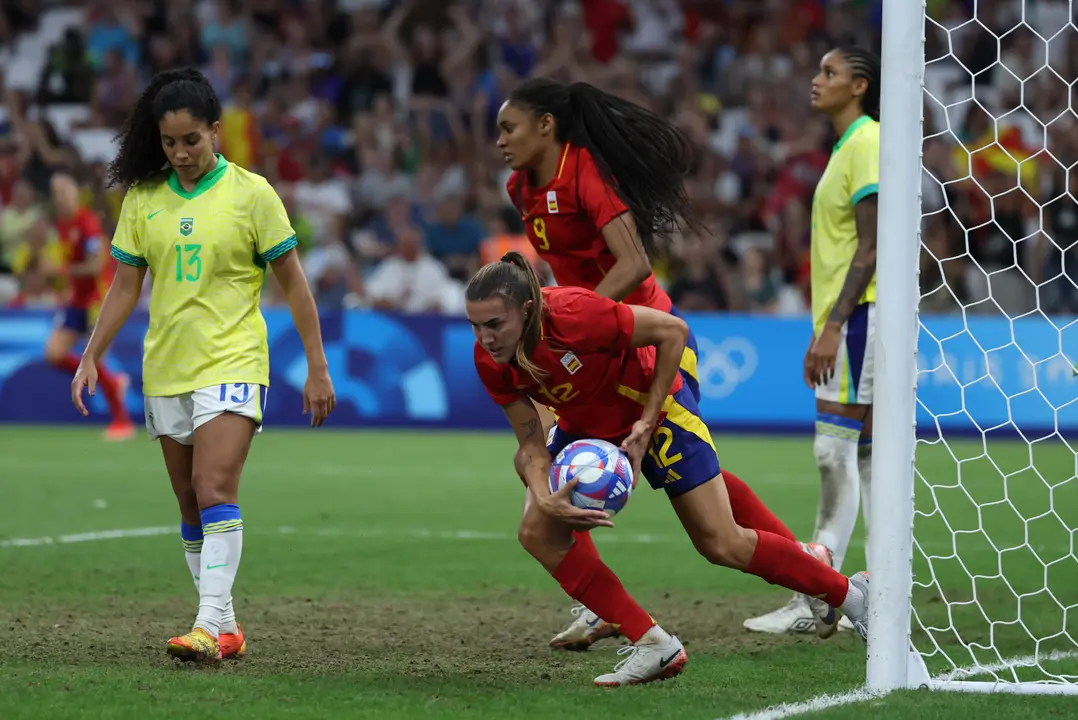 La jugadora de Espa&ntilde;a Patri Guijarro con el bal&oacute;n ante Yasmin, de Brasil durante la semifinal femenina de F&uacute;tbol, entre Brasil y Espa&ntilde;a en el marco de los Juegos Ol&iacute;mpicos Par&iacute;s 2024, este martes, en Marsella, Francia. EFE/Kiko Huesca