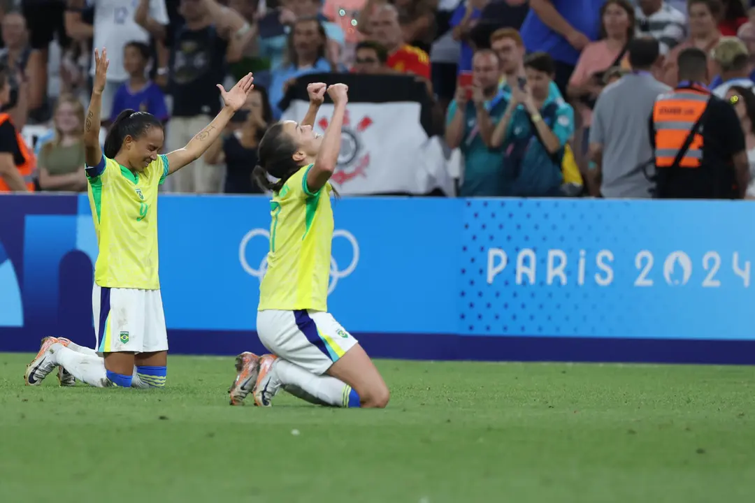 Jugadoras de Brasil fueron registradas este martes, 6 de agosto, al celebrar su triunfo por 4-2 sobre Espa&ntilde;a, al final de una de la semifinales del f&uacute;tbol femenino de los Juegos Ol&iacute;mpicos de Par&iacute;s 2024, en Marsella (Francia). EFE/Kiko Huesca