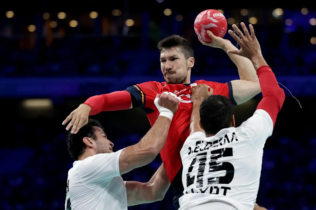El jugador espa&ntilde;ol Alex Dujshebaev (C) lanza durante el partido de cuartos ante Egipto. EFE/EPA/ALEX PLAVEVSKI