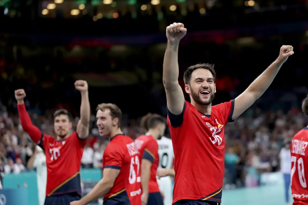 Los jugadores de la selecci&oacute;n espa&ntilde;ola masculina de balonmano celebran el triunfo sobre Egipto. EFE/EPA/ALEX PLAVEVSKI