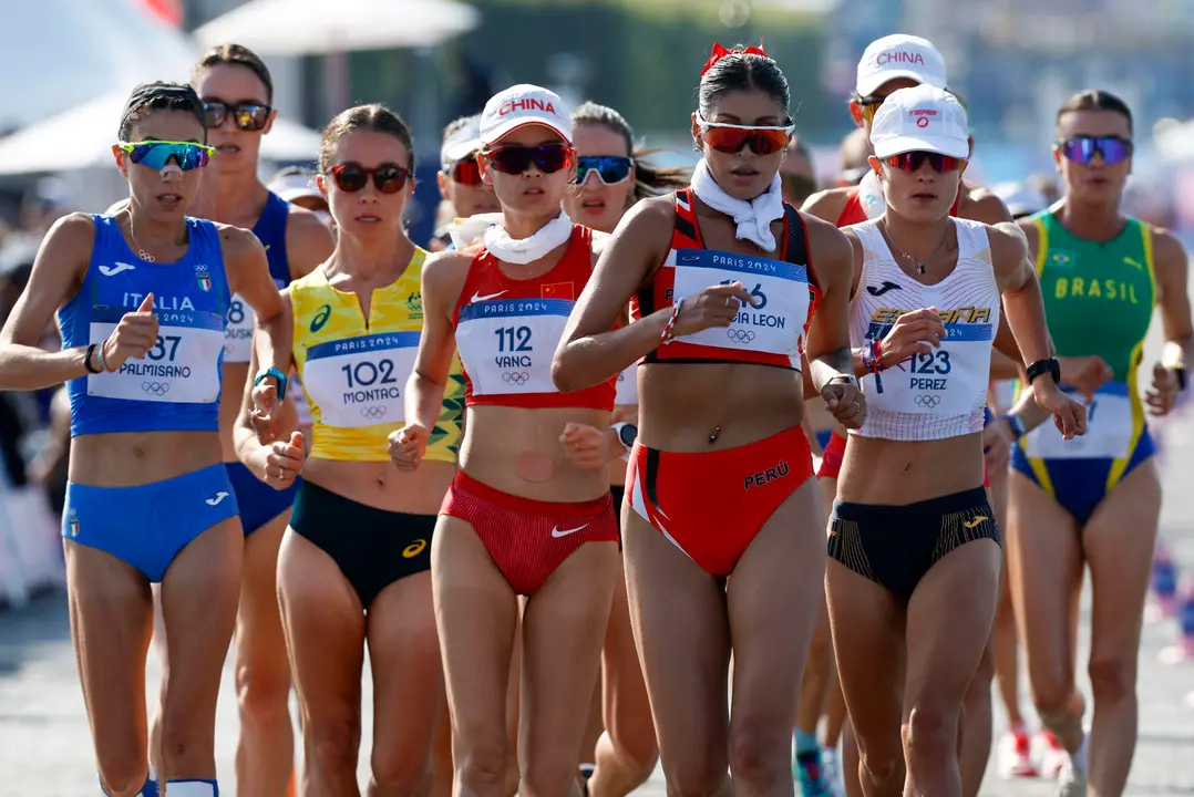 La peruana Kimberly Garc&iacute;a Le&oacute;n (3d) compite en la prueba de los 20km marcha femeninos de relevos mixto. EFE/ Miguel To&ntilde;a