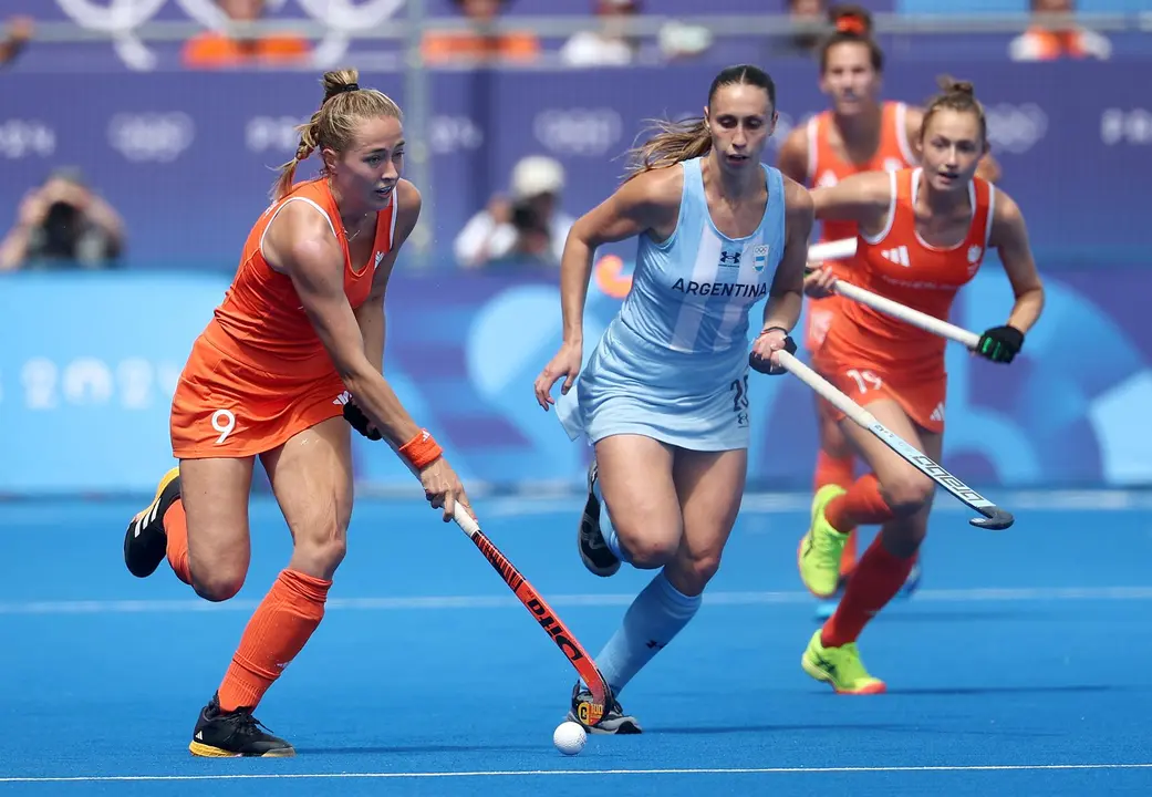 La neerlandesa Renee van Laarhoven en acci&oacute;n durante el partido de semifinales que han jugado Pa&iacute;ses Bajos y Argentina en el Yves-du-Manoir Stadium en Colombes, Francia. EFE/EPA/CHRISTOPHE PETIT TESSON