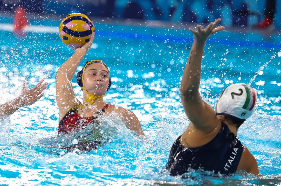 La lateral espa&ntilde;ola Elena Ruiz (i) en acci&oacute;n ante Isabel Piralkova de Italia durante el partido de waterpolo de la ronda preliminar, grupo B, entre Italia y Espa&ntilde;a, de los Juegos Ol&iacute;mpicos Par&iacute;s 2024, este domingo en Saint Denis, Francia.  EFE/ Kiko Huesca