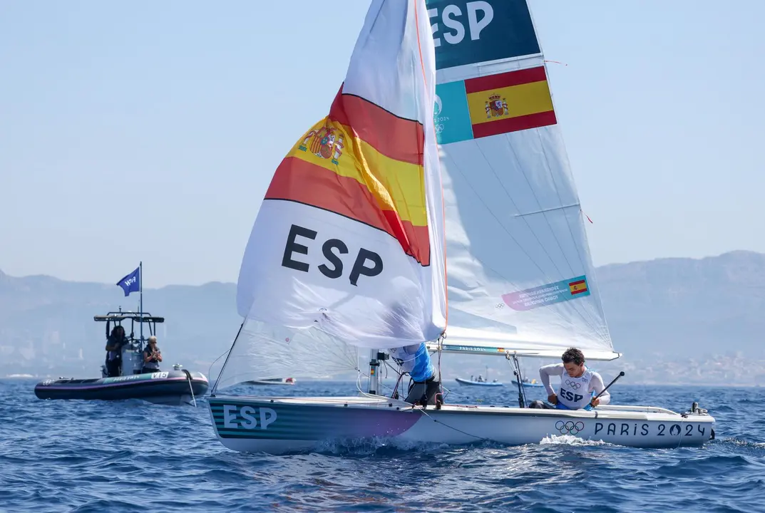 Los espa&ntilde;oles Nora Brugman y Jordi Xammar Hernandez capitanean su 470 en aguas de Marsella, Francia. EFE/EPA/OLIVIER HOSLET