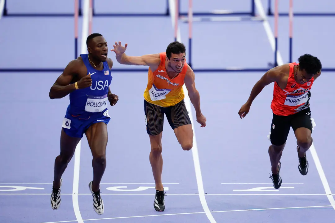 (i-d) El estadounidense Holloway, el espa&ntilde;ol Enrique Llopis y el japones Rachid Muratake compiten en la semifinal de 110m Vallas masculino parte de los Juegos Ol&iacute;mpicos de Par&iacute;s 2024 este mi&eacute;rcoles, en la capital gala. EFE/ Julio Mu&ntilde;oz