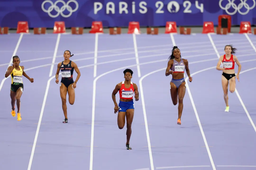 La atleta dominicana Marileidy Paulino (c) compite en la semifinal femenina de 400m parte de los Juegos Ol&iacute;mpicos de Par&iacute;s 2024 este mi&eacute;rcoles, en la capital gala. EFE/ Julio Mu&ntilde;oz