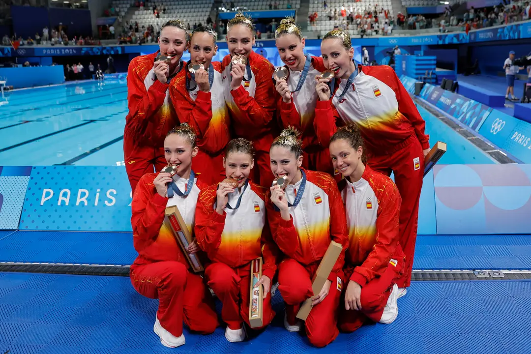 Las nadadoras espa&ntilde;olas posan con la medalla de bronce tras la prueba de Rutina Acrob&aacute;tica por equipos femeninos de Nataci&oacute;n Art&iacute;stica, en el marco de los Juegos Ol&iacute;mpicos Par&iacute;s 2024, este mi&eacute;rcoles, en el Centro Acu&aacute;tico de Saint-Denis. EFE/ Lavandeira Jr
