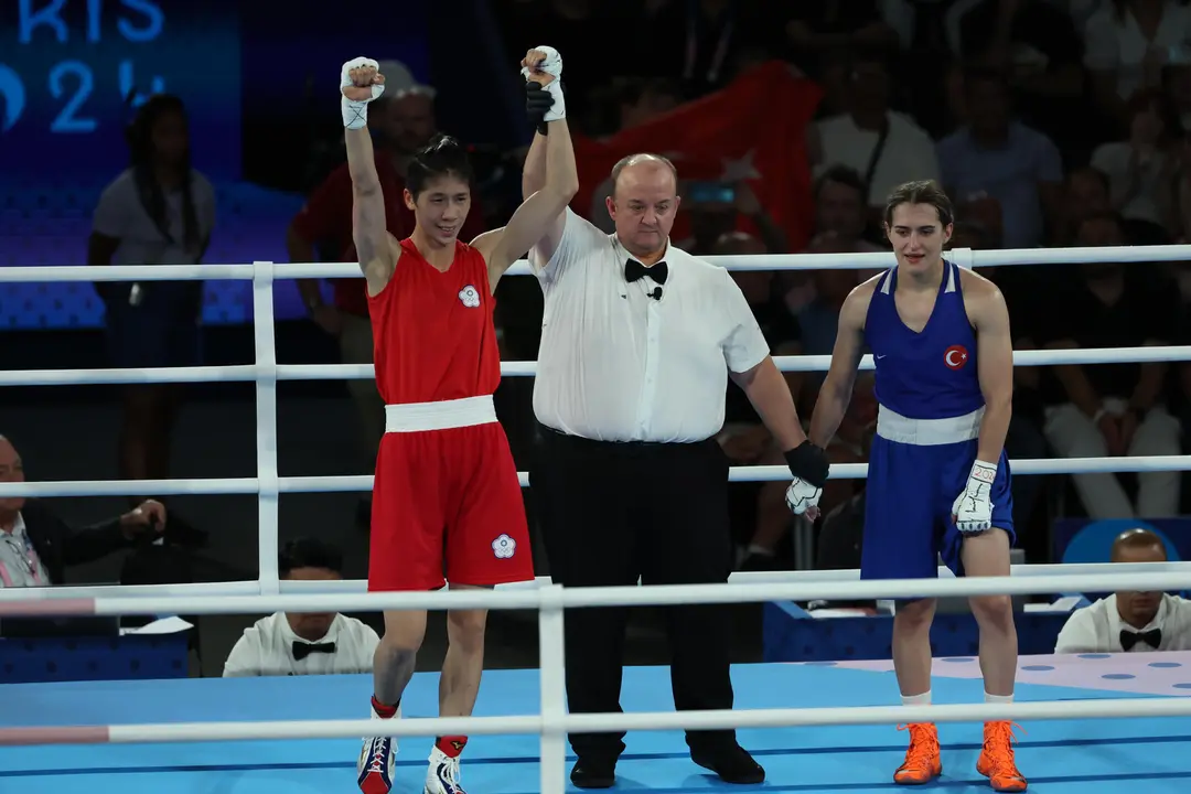 Lin Yu Ting de Taipei gana a la turca Esra Yıldız (azul) en el combate de semifinal femenina de Boxeo 57 kg de los Juegos Ol&iacute;mpicos de Par&iacute;s 2024 este mi&eacute;rcoles, en el Estadio Roland-Garros de la capital gala. EFE/ Kiko Huesca