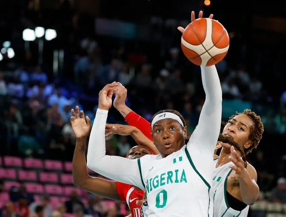 La niegriana Amy Okonkwo (C) en acci&oacute;n durante el partido de baloncestoq ue han jugado Nigeria y EEUU en el Bercy Arena en Paris, Francia. EFE/EPA/CAROLINE BREHMAN