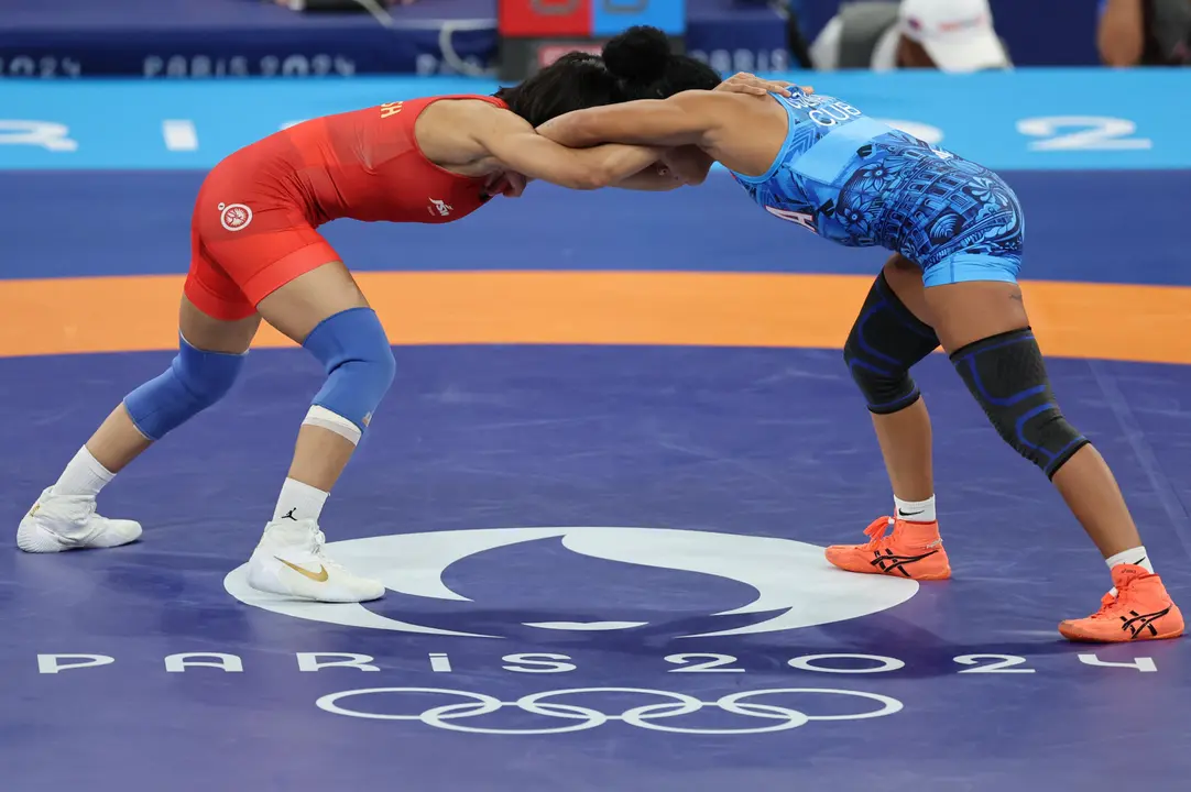 La india Vinesh Phogat (iz) durante los Juegos de Par&iacute;s. EFE/ Miguel Gutierrez