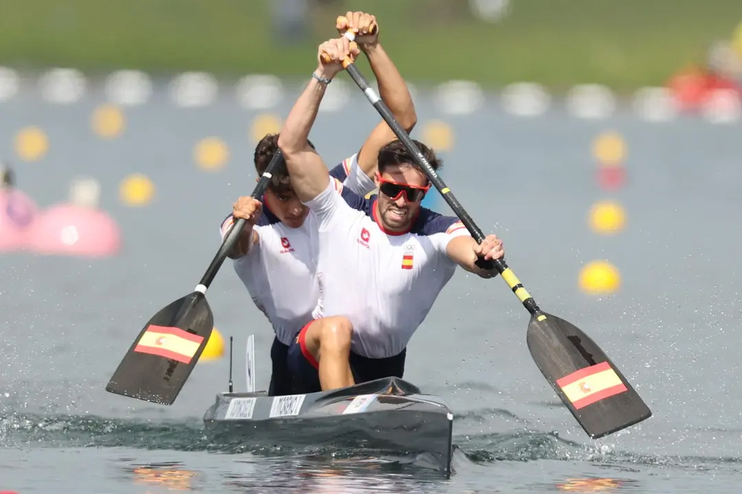 Los espa&ntilde;oles Diego Dom&iacute;nguez y Joan Antoni Moreno durante la semifinales de de C2 500 de pirag&uuml;ismo. EFE/ Ali Haider