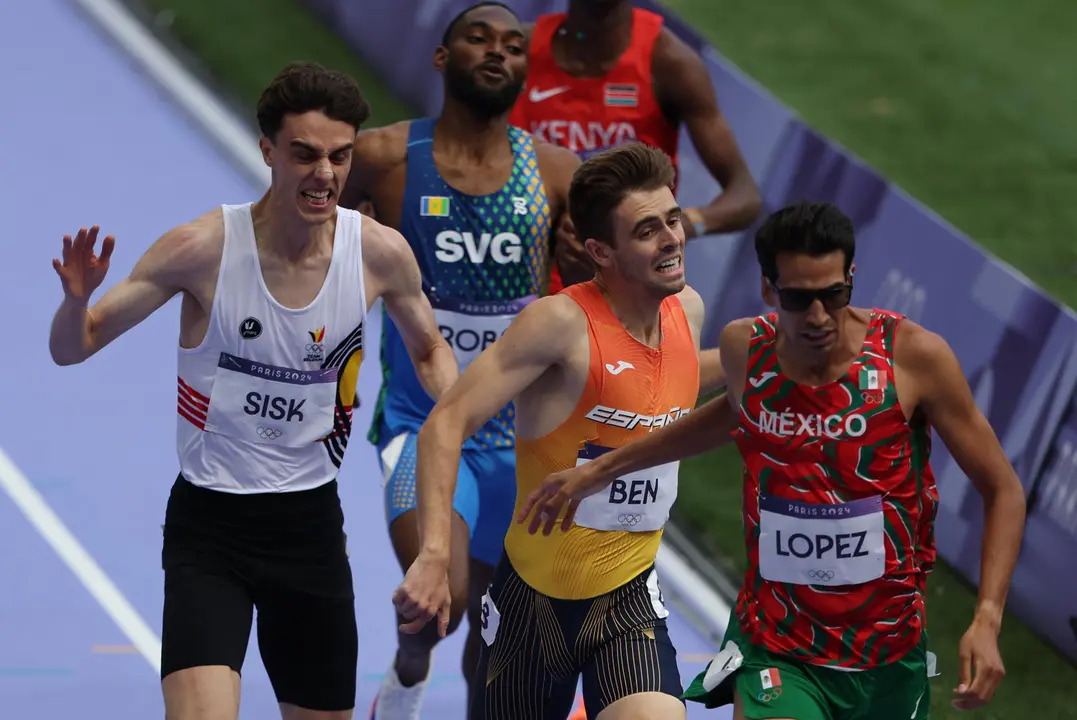 Los atletas (de d a i) Jes&uacute;s Tonatiu L&oacute;pez de M&eacute;xico, el espa&ntilde;ol Adri&aacute;n Ben y el belga Pieter Sisk compiten en la repesca de los 800m. EFE/ Miguel Guti&eacute;rrez