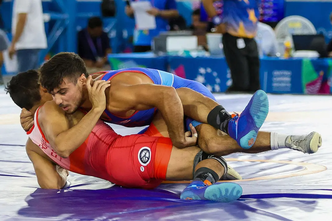 Fotograf&iacute;a cedida por el Comit&eacute; Ol&iacute;mpico de Puerto Rico (Copur) del 1 de julio de 2023 de Sebasti&aacute;n Rivera (d) durante la Final Grecorromana Masculina 65kg en los XXIV Juegos Centroamericanos y del Caribe San Salvador 2023. EFE/ (Copur)