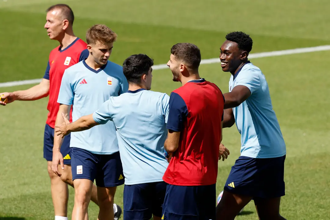 El delantero Samu Omorodion (i), de la selecci&oacute;n ol&iacute;mpica espa&ntilde;ola de f&uacute;tbol, durante su entrenamiento en el Stade Bauer durante los Juegos Ol&iacute;mpicos Par&iacute;s2024 en Saint-Ouen-sur-Seine en Francia, este jueves. EFE/ Juanjo Martin