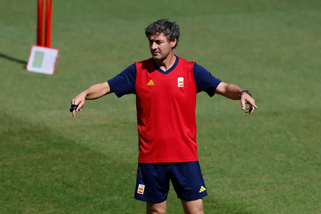 El seleccionador espa&ntilde;ol del equipo ol&iacute;mpico de f&uacute;tbol, Santi Denia, durante su entrenamiento en el Stade Bauer durante los Juegos Ol&iacute;mpicos Par&iacute;s2024 en Saint-Ouen-sur-Seine en Francia, este jueves. EFE/ Juanjo Martin
