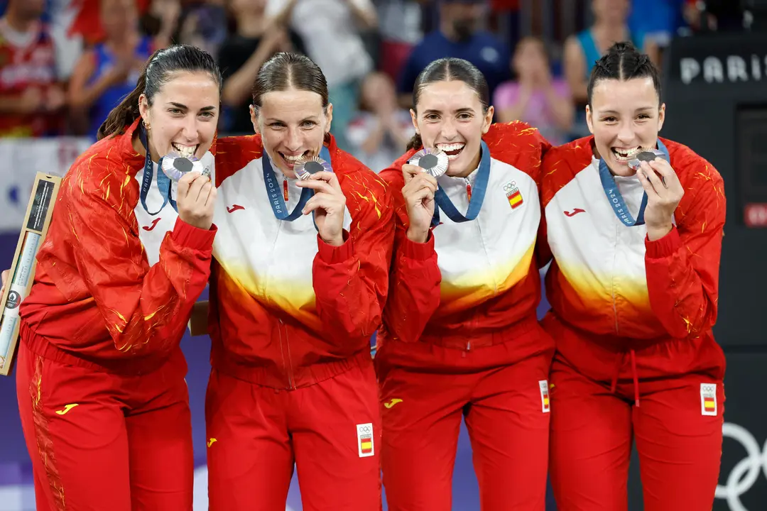 El equipo espa&ntilde;ol posa con la medalla de plata en baloncesto 3x3 femenino. EFE/ Miguel To&ntilde;a