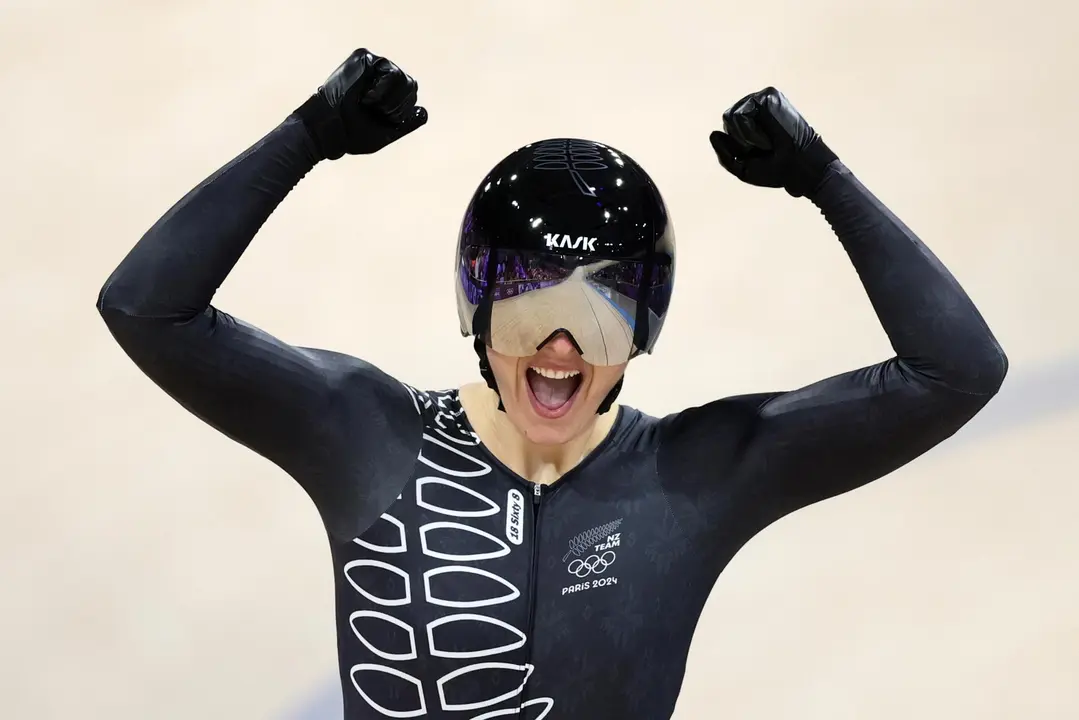 La neozelandesa Ellesse Andrews ha logrado la medalla de oro de keirin en los Juegos Ol&iacute;mpicos de Par&iacute;s tras la prueba celebrada en el Vel&oacute;dromo Nacional de Saint-Quentin-en-Yvelines. EFE/EPA/MARTIN DIVISEK