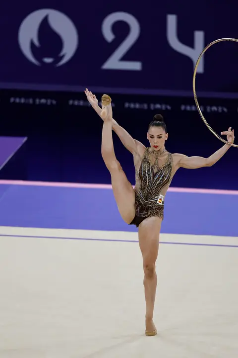 La gimnasta espa&ntilde;ola Polina Berezina ejecuta su rutina de aro mientras compite en la fase clasificatoria del concurso completo individual de gimnasia r&iacute;tmica de los Juegos Ol&iacute;mpicos de Par&iacute;s 2024 en la capital francesa este jueves. EFE/ Sashenka Guti&eacute;rrez