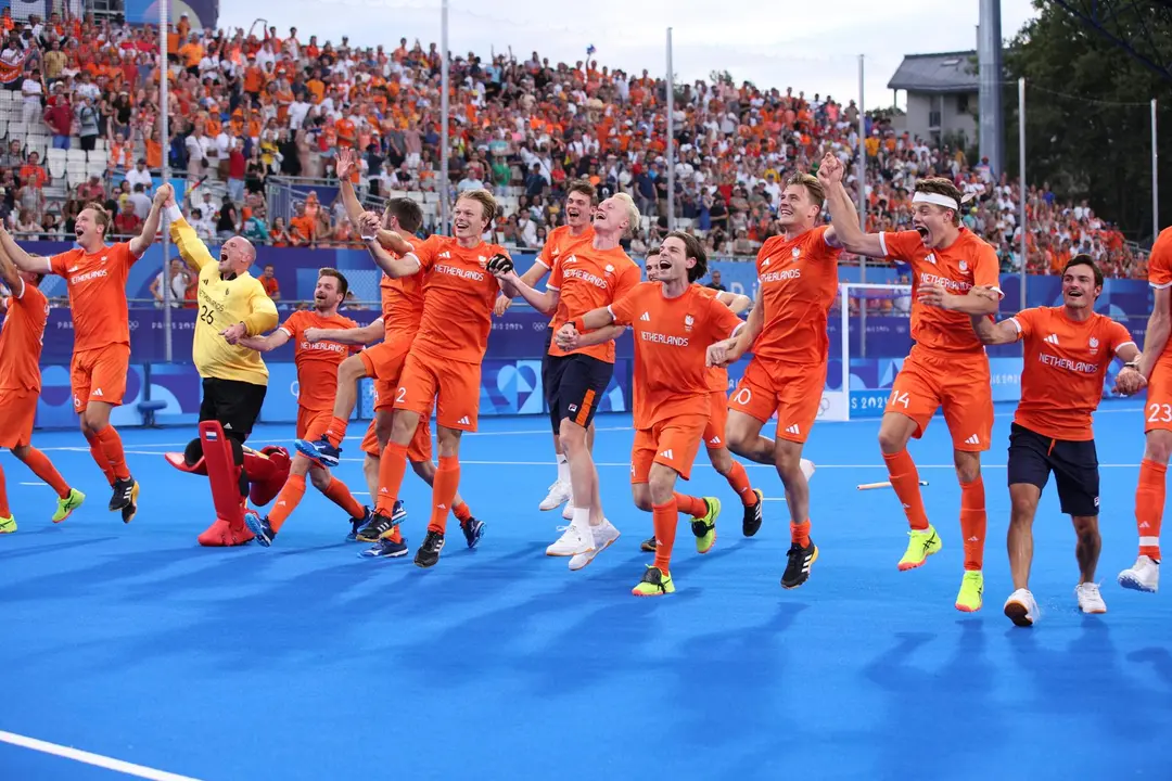 Colombes (France), 08/08/2024.- Netherlands players celebrate winning the Men Gold Medal match Germany vs Netherlands of the Field Hockey competitions in the Paris 2024 Olympic Games, at the Yves-du-Manoir Stadium in Colombes, France, 08 August 2024. (Francia, Alemania, Pa&iacute;ses Bajos; Holanda) EFE/EPA/YAHYA ARHAB